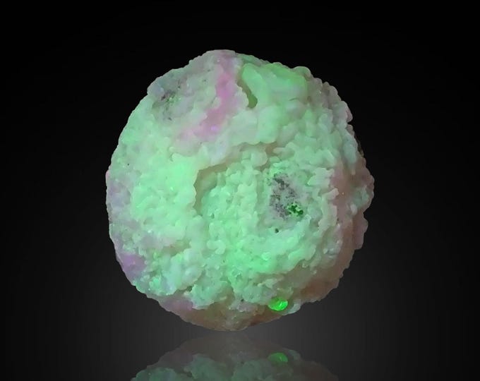 fluorescent CHALCEDONY ball shape 5,5 x 5,3 x 4,0 cm from U.S.
