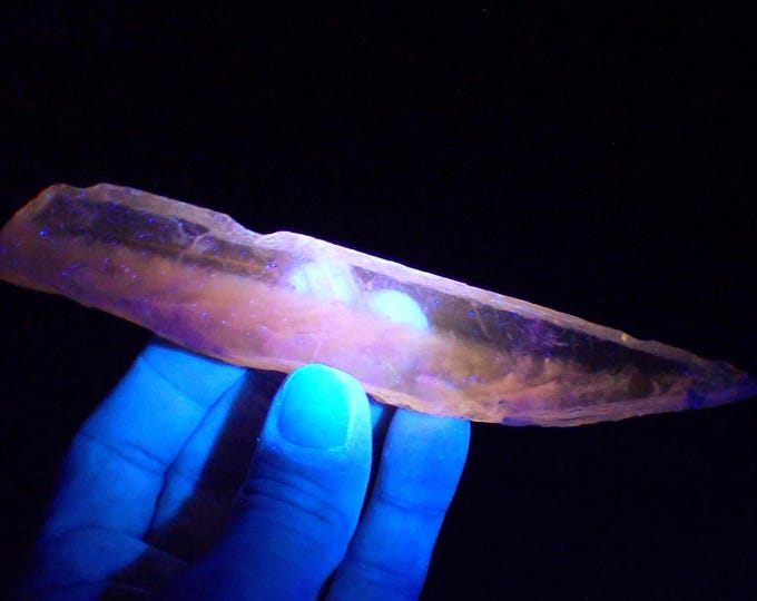 GYPSUM fluorescent crystal 15,0 x 2,7 x 0,7 cm POLAND
