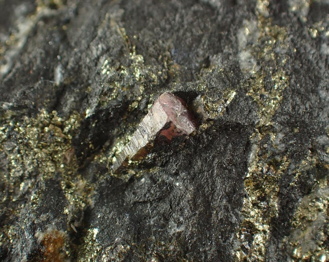 fluorescent RUBY crystals in graphite 5,8 x 5,3 x 1,8 cm AUSTRIA 11100