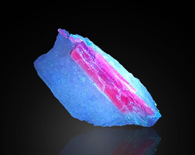 fluorescent KYANITE 5,5 x 3,8 x 2,1 cm from PAKISTAN