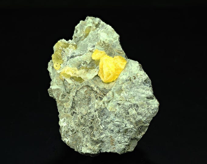 BRUCITE yellow crystals from PAKISTAN 12165