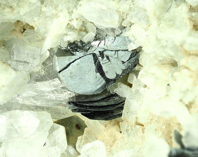 HEMATITE on quartz 5,5 x 3,3 x 2,5 cm from REUNION 12196