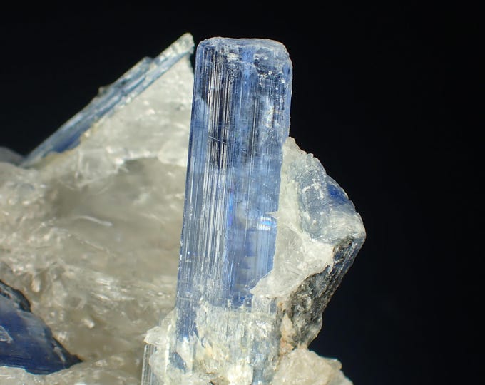 fluorescent KYANITE crystals in quartz 8,0 x 6,0 x 4,0 cm from BRAZIL