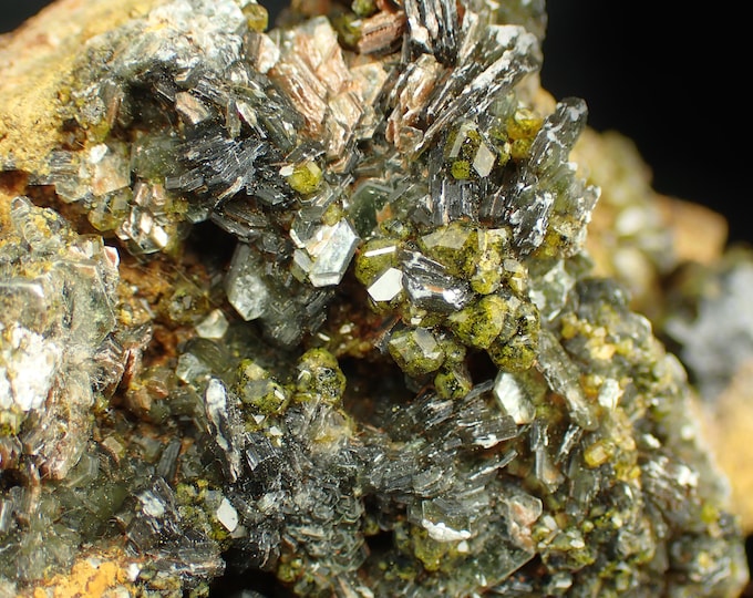 GARNET var GROSSULAR crystals 6,5 x 4,3 x 3,0 cm MALI 12905