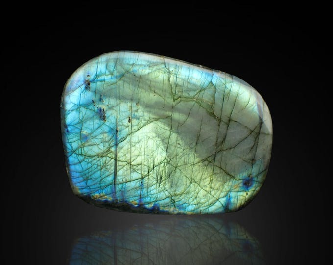 LABRADORITE polished free form 10,7 x 8,0 x 4,8 cm MADAGASCAR