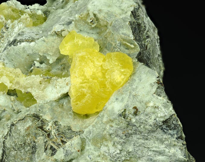 BRUCITE crystals on matrix 6,8 x 4,7 x 4,5 cm Pakistan