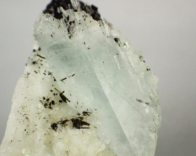 AQUAMARINE with tourmaline 4,3 x 2,2 x 1,9 cm PAKISTAN 10407