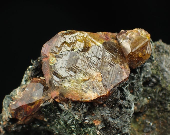 ANDRADITE garnet with actinolite 4,0 x 3,3 x 2,3 cm *12784