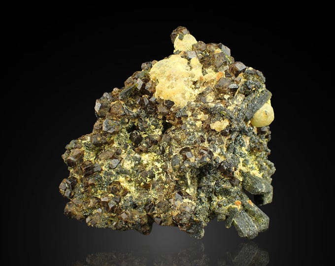 GARNET var MELANITE with prehnite 7,2 x 6,7 x 4,0 cm MALI 12907
