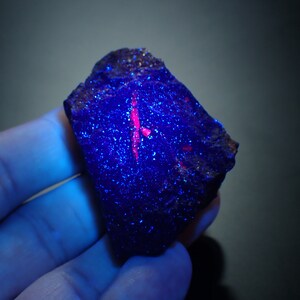 Fluorescerande RUBY-kristaller i grafitmatris från ÖSTERRIKE 1209N