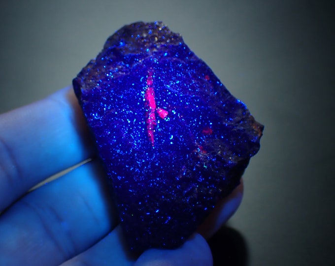 fluorescent RUBY crystals in graphite matrix from AUSTRIA 1209N