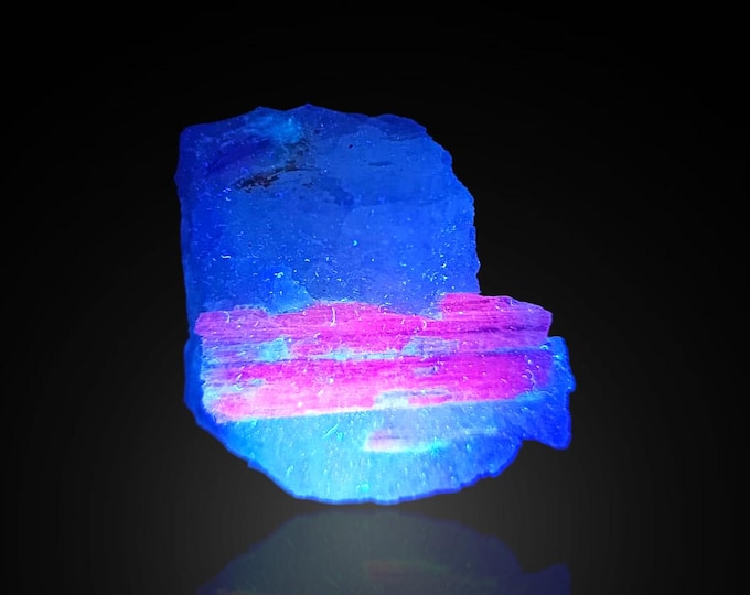 fluorescent KYANITE 4,5 x 4,0 x 3,0 cm from PAKISTAN 13271