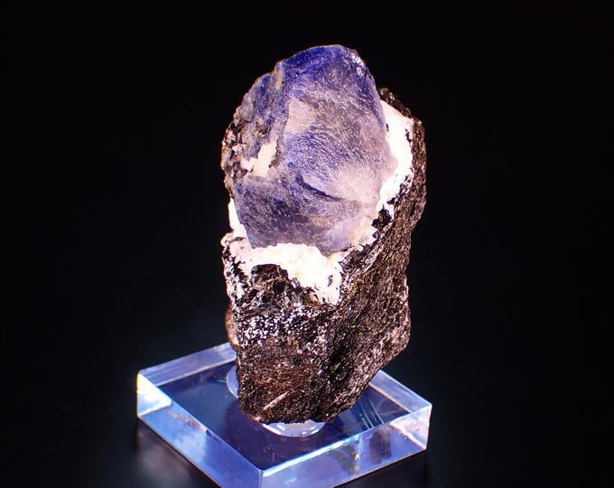 SAPPHIRE fluorescent crystal 6,7 x 5,7 x 3,6 cm Madagascar