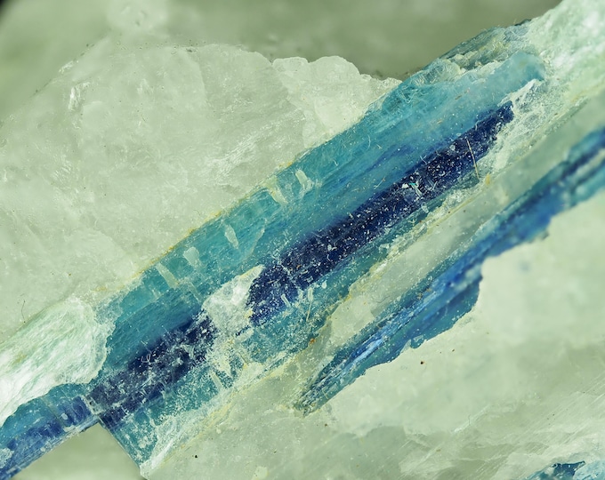 fluorescent KYANITE crystals 6,5 x 3,5 x 2,0 cm from PAKISTAN