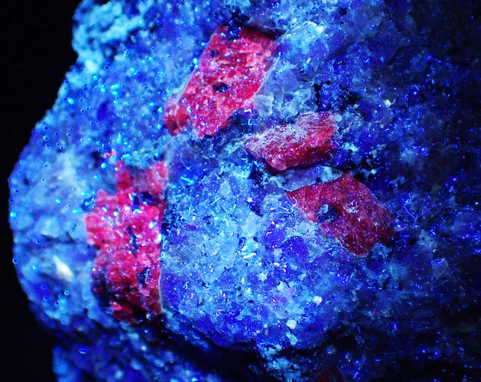 RUBY fluorescent crystals 5,0 x 4,7 x 4,0 cm from MADAGASCAR