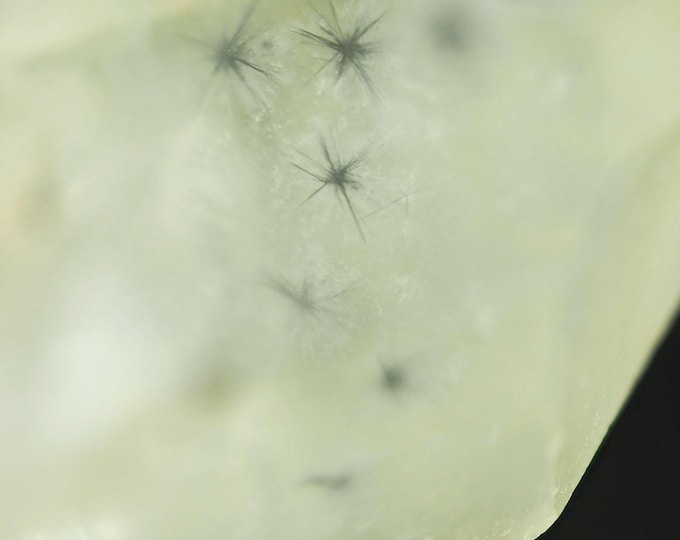QUARTZ with hollandite star 2,2 x 1,2 x 1,1 cm MADAGASCAR