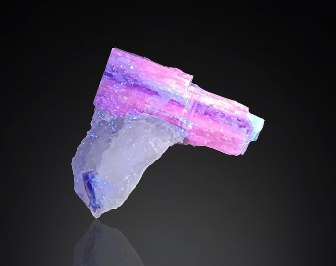 fluorescent KYANITE 4,2 x 4,0 x 3,0 cm from PAKISTAN