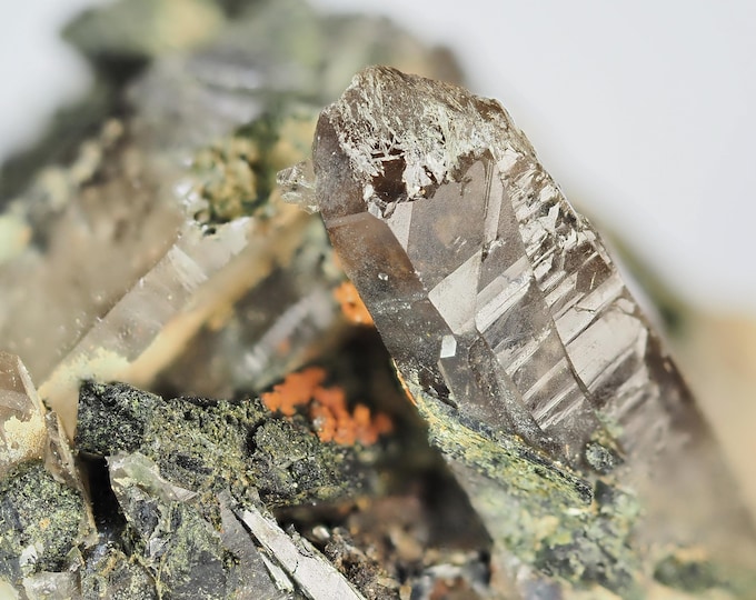SMOKY QUARTZ with aegirine crystals 4,5 x 3,8 x 3,0 cm MALAWI
