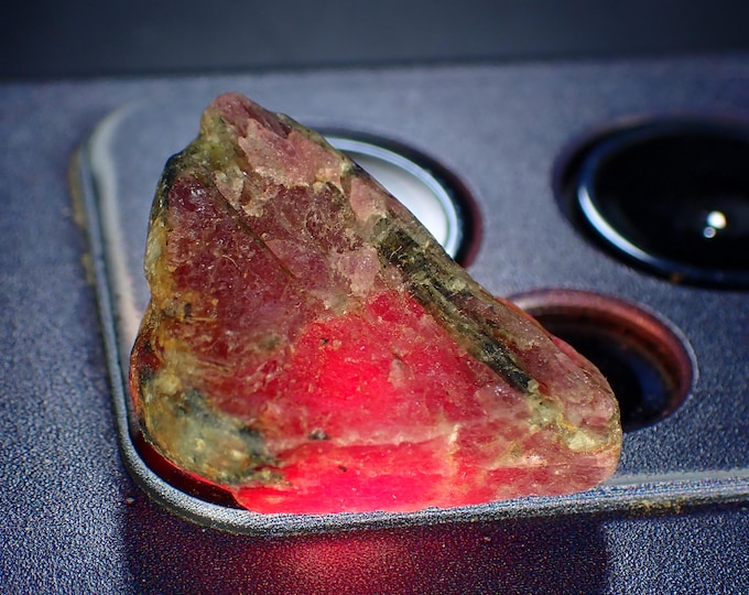 fluorescent RUBY crystal 2,6 x 1,7 x 1,0 cm from MALAWI