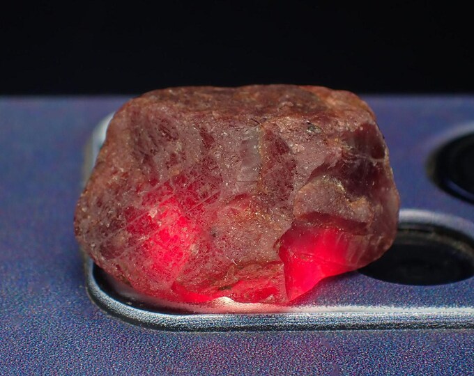 fluorescent RUBY crystal 2,3 x 1,5 x 1,0 cm from MALAWI
