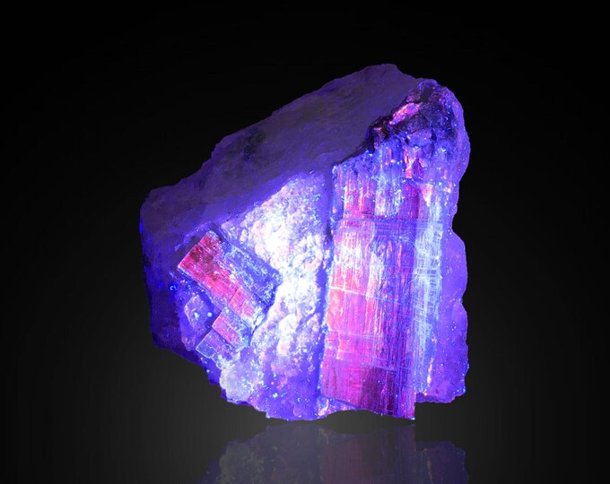 fluorescent KYANITE 4,5 x 4,3 x 3,2 cm from PAKISTAN 12509