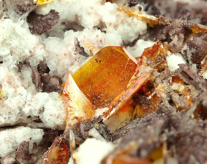 WULFENITE 4,5 x 3,5 x 2,2 cm from Rowley mine, U.S. 12185