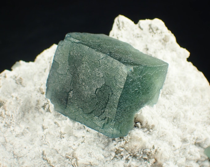 fluorescent FLUORITE crystal on matrix 8,5 x 6,5 x 5,3 cm from CHINA 12688