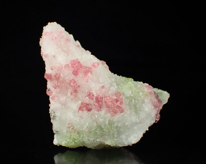 fluorescent SPINEL with rare pargasite crystals from VIETNAM 11004
