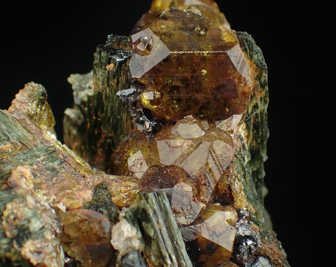 ANDRADITE garnet with actinolite 5,2 x 3,2 x 2,8 cm *12783