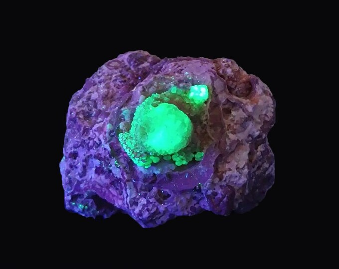 fluorescent HYALITE OPAL 5,7 x 4,0 x 4,0 cm from HUNGARY 12633
