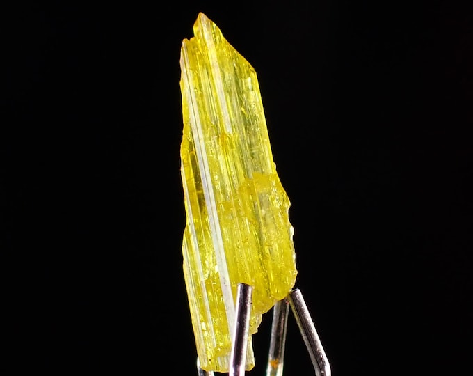LEGRANDITE rare crystal 1,2 x 0,4 x 0,2 cm from MEXICO