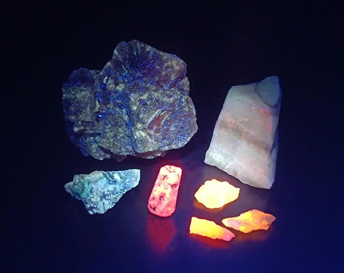 FLUORESCENT set of 7 specimens 6,5 x 5,0 x 4,0 cm