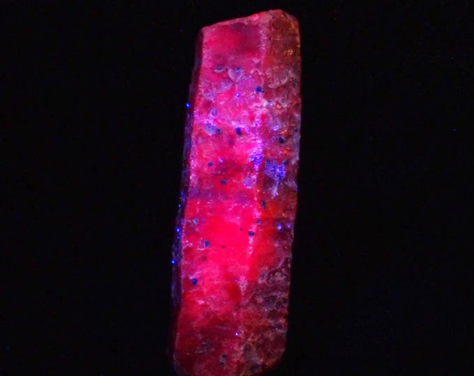 RUBY fluorescent crystal 3,0 x 0,9 x 0,7 cm TANZANIA