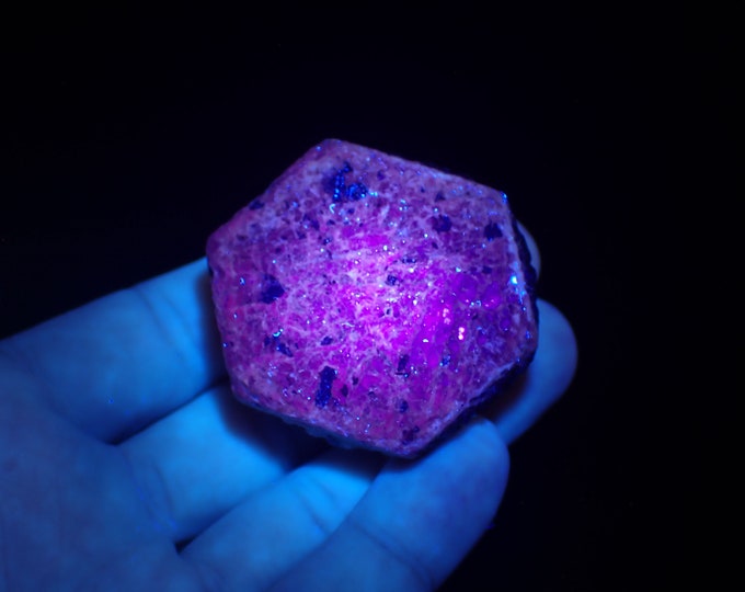 RUBY fluorescent crystal from TANZANIA 1220N