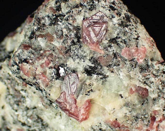 RUBY fluorescent crystals 5,3 x 5,0 x 3,0 cm from MADAGASCAR
