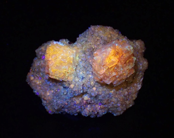 fluorescent ALUNITE crystal cluster 10,7 x 7,5 x 4,3 cm POLAND