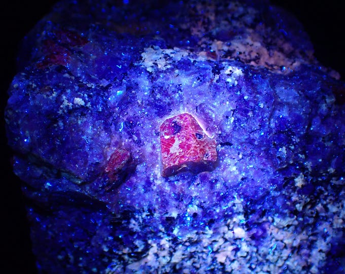 RUBY fluorescent crystals 5,0 x 4,2 x 3,8 cm from MADAGASCAR