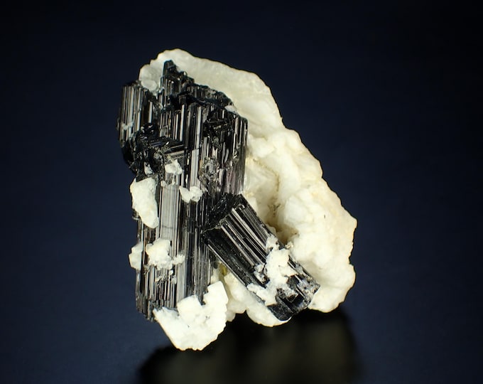 TOURMALINE on Albite 3,3 x 2,5 x 1,5 cm PAKISTAN