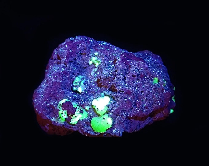 fluorescent ADAMITE crystals on matrix 6,0 x 5,8 x 4,2 cm from MEXICO