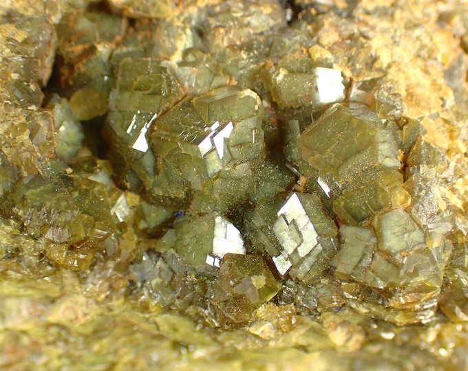 GARNET var TOPAZOLITE crystals on matrix 8,7 x 5,2 x 4,3 cm U.S.
