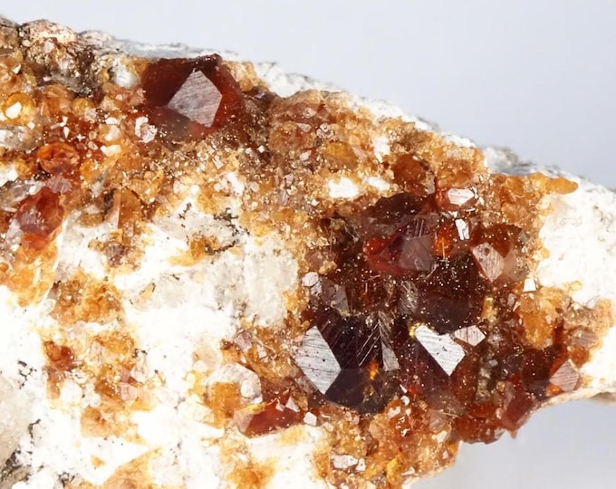 SPESSARTINE garnet on albite 3,2 x 2,0 x 0,7 cm CHINA Tongbei