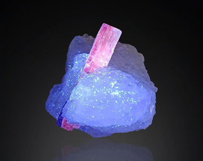 fluorescent KYANITE 3,8 x 2,8 x 2,3 cm from PAKISTAN