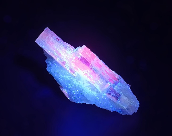 fluorescent KYANITE crystals 5,5 x 2,7 x 1,5 cm from PAKISTAN