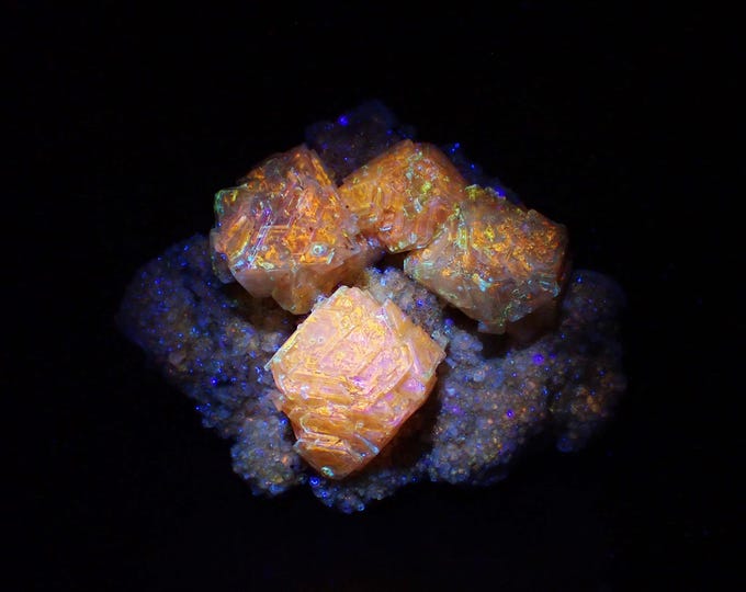 fluorescent ALUNITE crystal cluster 11,0 x 8,0 x 4,3 cm POLAND