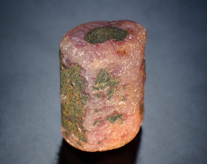 fluorescent RUBY crystal 2,0 x 1,5 x 1,2 cm from MALAWI