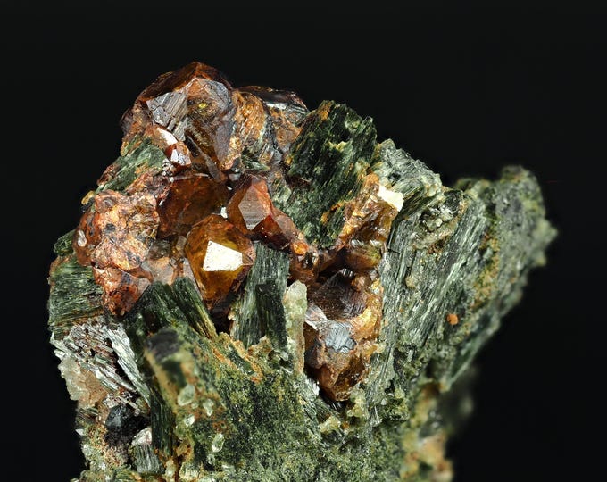 ANDRADITE garnet with actinolite 4,3 x 3,8 x 2,0 cm
