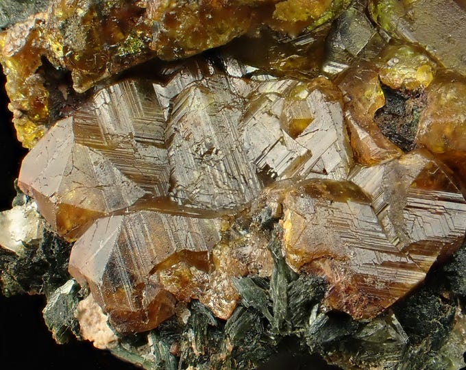 ANDRADITE garnet with actinolite 3,8 x 2,8 x 2,5 cm *12840