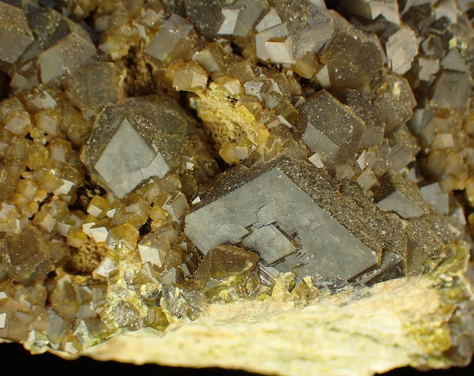 GARNET var TOPAZOLITE crystals on matrix 12,0 x 9,0 x 6,5 cm U.S.