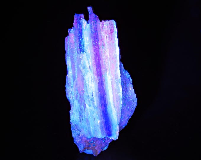 fluorescent KYANITE 5,3 x 2,6 x 1,5 cm from PAKISTAN