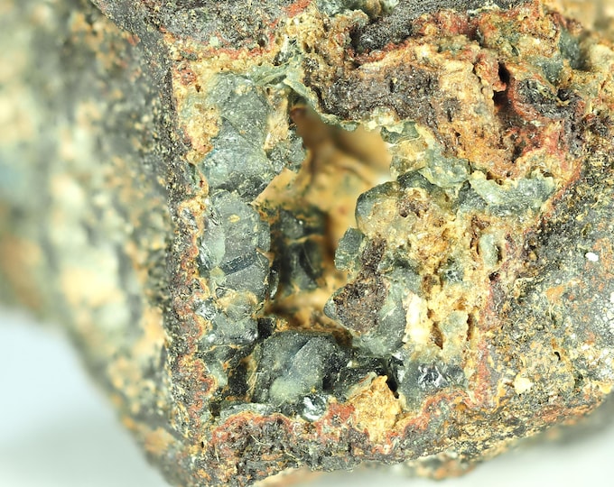 SCORODITE rare crystals on matrix 4,0 x 3,4 x 3,0 cm MEXICO